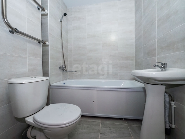 
   Продам 2-комнатную, 56 м², Татьяны Снежиной ул, 42/2

. Фото 18.