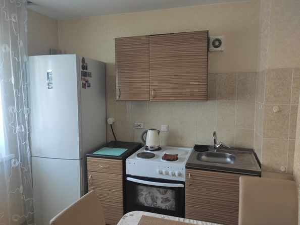 
   Продам 1-комнатную, 37 м², Ключ-Камышенское Плато ул, 18/1

. Фото 4.