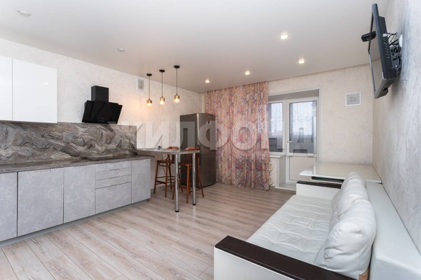 
   Продам 3-комнатную, 82.2 м², 2-й (4 мкр.) кв-л, 230

. Фото 2.