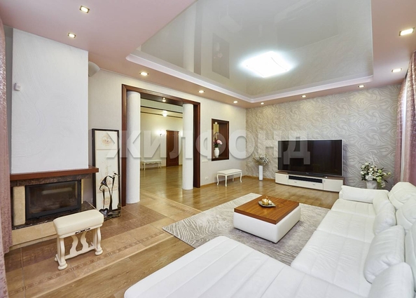 
   Продам дом, 600 м², Криводановка село

. Фото 2.