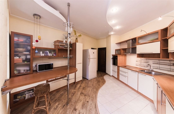 
   Продам 3-комнатную, 126.1 м², Дзержинского ул, 27

. Фото 5.