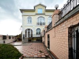 Дом, 440 м², 3 этажа, участок 1 сот.