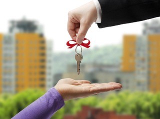 Правила уплаты налога при продаже подаренной квартиры изменились