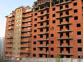 Дом-долгострой на бульваре Рябикова могут достроить через Фонд защиты прав дольщиков