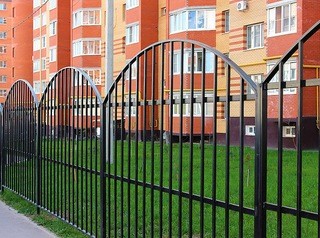 Жители многоквартирного дома имеют право огородить свою территорию забором