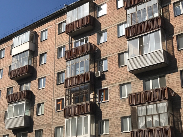 Продажи в новостройках сдерживает низкий спрос на вторичном рынке жилья