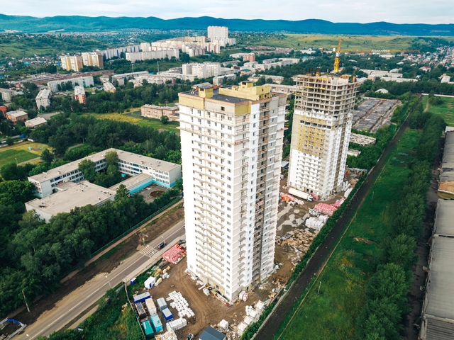 Ситуацию с достройкой 13 проблемных домов оценили в краевом минстрое